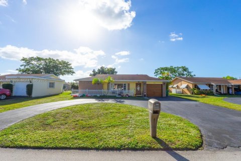 Villa ou maison à vendre à Tamarac, Floride: 3 chambres, 151.9 m2 № 1994005 - photo 2