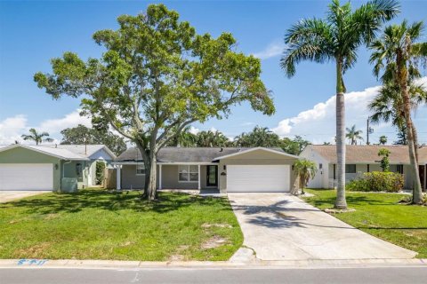 Casa en alquiler en Saint Petersburg, Florida, 4 dormitorios, 151.34 m2 № 1870700 - foto 1