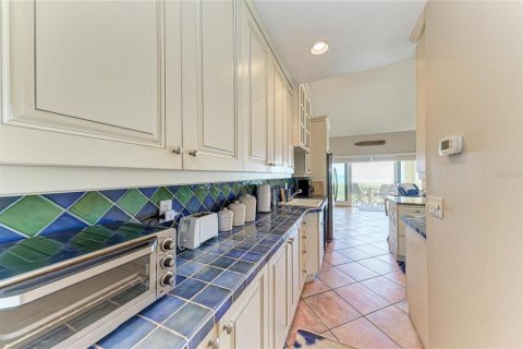 Condo in Anna Maria, Florida, 2 bedrooms  № 2221973 - photo 16
