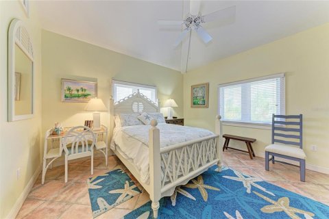 Condo in Anna Maria, Florida, 2 bedrooms  № 2221973 - photo 17