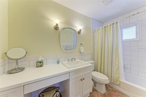 Condo in Anna Maria, Florida, 2 bedrooms  № 2221973 - photo 21