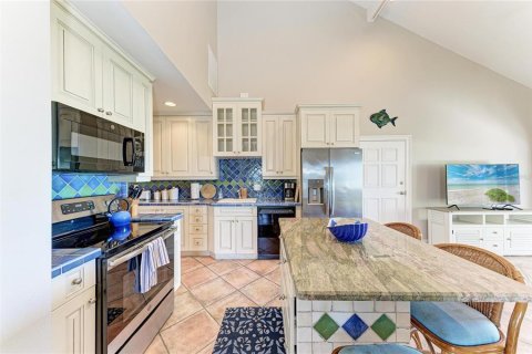 Condo in Anna Maria, Florida, 2 bedrooms  № 2221973 - photo 15