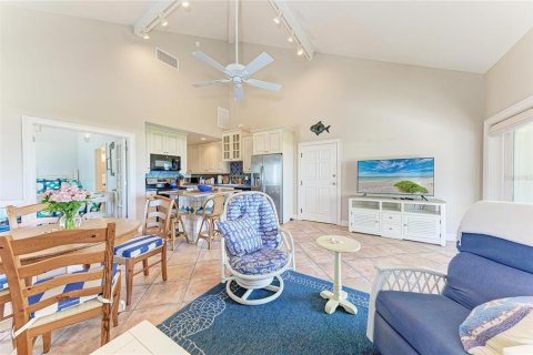 Condo in Anna Maria, Florida, 2 bedrooms  № 2221973 - photo 11