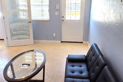 Immobilier commercial à louer à Holly Hill, Floride: 55.74 m2 № 2232436 - photo 9
