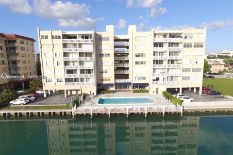 Condo à Bay Harbor Islands, Floride, 1 chambre  № 2186190
