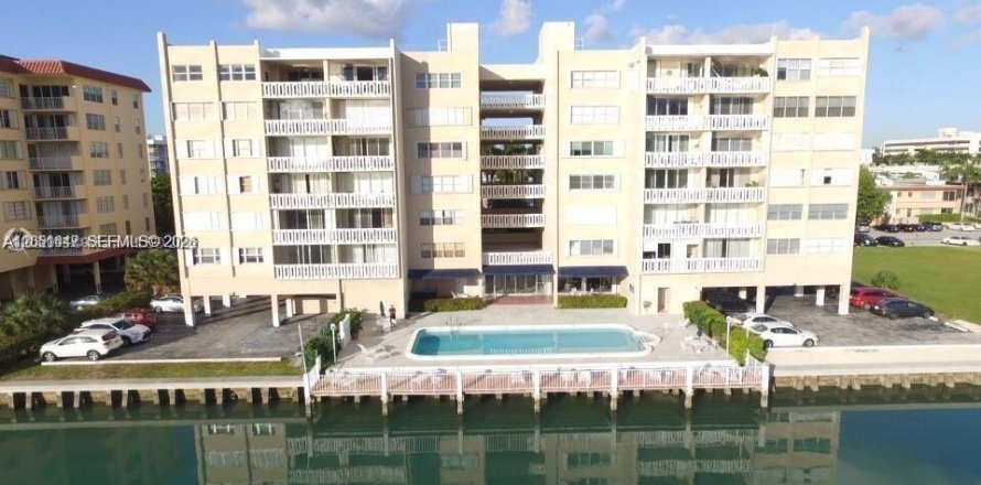 Condo à Bay Harbor Islands, Floride, 1 chambre  № 2186190