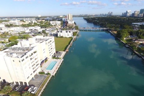 Copropriété à vendre à Bay Harbor Islands, Floride: 1 chambre, 104.52 m2 № 2186190 - photo 2