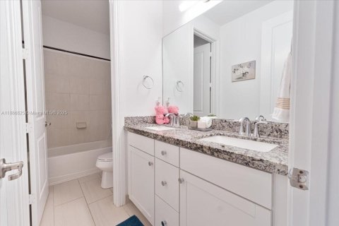 Touwnhouse à vendre à Pembroke Pines, Floride: 3 chambres, 208.66 m2 № 1983425 - photo 24