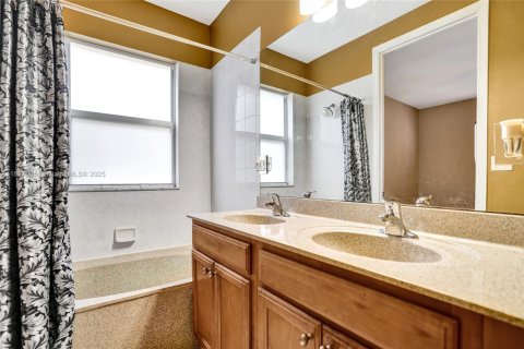 House in Port St. Lucie, Florida 3 bedrooms, 118.45 sq.m. № 1958210 - photo 9