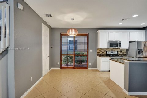 House in Port St. Lucie, Florida 3 bedrooms, 118.45 sq.m. № 1958210 - photo 11