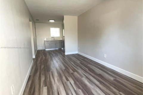 Villa ou maison à louer à Miami, Floride: 3 chambres, 74.32 m2 № 1957317 - photo 2