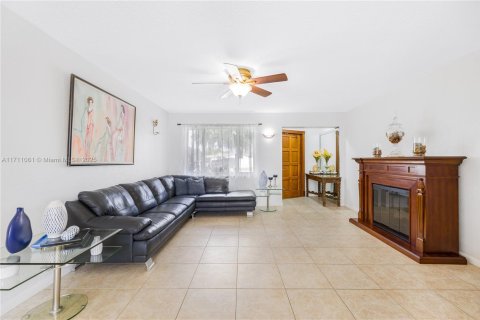 House in Coconut Creek, Florida 3 bedrooms, 170.66 sq.m. № 1463317 - photo 6