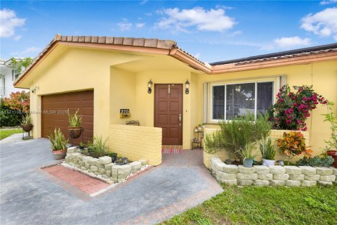 House in Coconut Creek, Florida 3 bedrooms, 170.66 sq.m. № 1463317 - photo 2