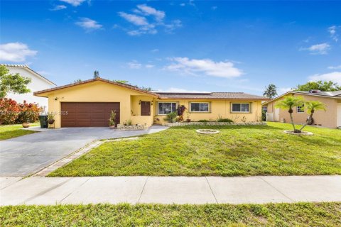 House in Coconut Creek, Florida 3 bedrooms, 170.66 sq.m. № 1463317 - photo 1