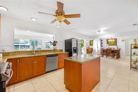 House in Coconut Creek, Florida 3 bedrooms, 170.66 sq.m. № 1463317 - photo 14