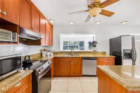 House in Coconut Creek, Florida 3 bedrooms, 170.66 sq.m. № 1463317 - photo 12