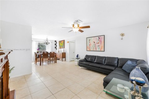 House in Coconut Creek, Florida 3 bedrooms, 170.66 sq.m. № 1463317 - photo 5