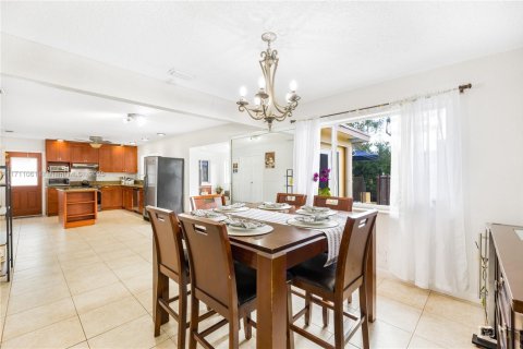House in Coconut Creek, Florida 3 bedrooms, 170.66 sq.m. № 1463317 - photo 8