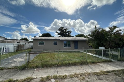 Villa ou maison à louer à Miami Gardens, Floride: 3 chambres, 98.29 m2 № 1976877 - photo 1