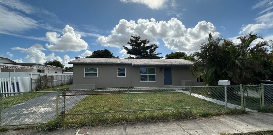 Villa ou maison à Miami Gardens, Floride 3 chambres, 98.29 m2 № 1976877