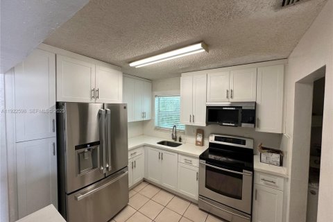 Villa ou maison à louer à Miami Gardens, Floride: 3 chambres, 98.29 m2 № 1976877 - photo 2