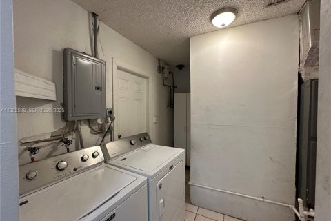 Villa ou maison à louer à Miami Gardens, Floride: 3 chambres, 98.29 m2 № 1976877 - photo 3