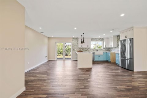 House in Miami, Florida 3 bedrooms, 180.14 sq.m. № 1989710 - photo 8