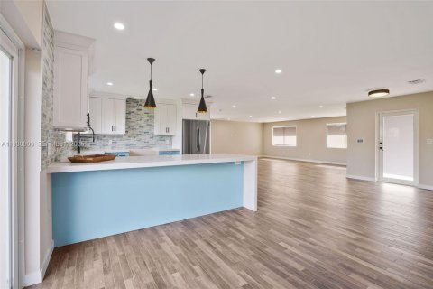 House in Miami, Florida 3 bedrooms, 180.14 sq.m. № 1989710 - photo 11