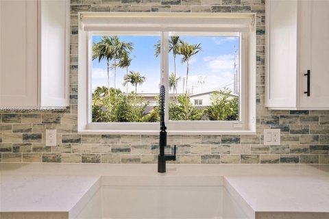 House in Miami, Florida 3 bedrooms, 180.14 sq.m. № 1989710 - photo 13