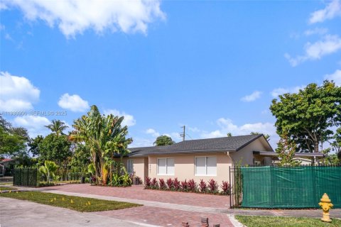 House in Miami, Florida 3 bedrooms, 180.14 sq.m. № 1989710 - photo 4