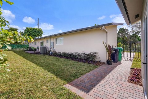 House in Miami, Florida 3 bedrooms, 180.14 sq.m. № 1989710 - photo 22