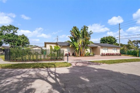 House in Miami, Florida 3 bedrooms, 180.14 sq.m. № 1989710 - photo 3