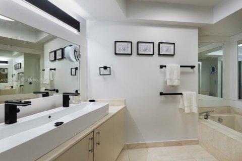 Купить кондоминиум в Авентура, Флорида 2 спальни, 105.91м2, № 2085446 - фото 18