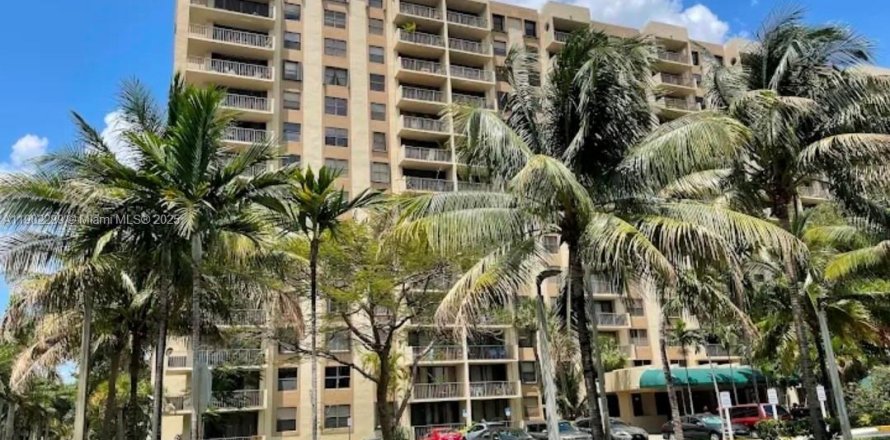 Кондоминиум с 2 спальнями в Норт-Майами, Флорида № 1955028