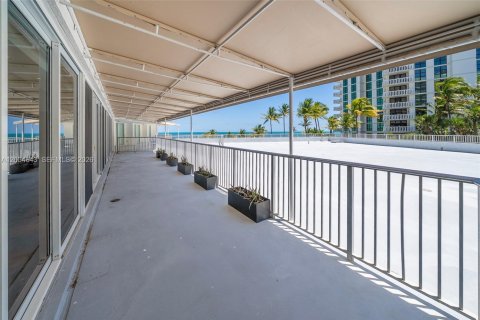 Condo in Key Biscayne, Florida, 3 bedrooms № 2069830 - photo 22