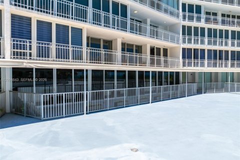Condo in Key Biscayne, Florida, 3 bedrooms № 2069830 - photo 25