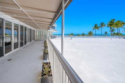 Condo in Key Biscayne, Florida, 3 bedrooms № 2069830 - photo 23