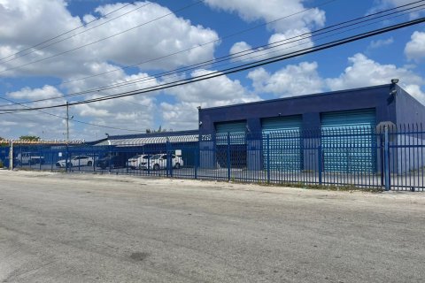 Propiedad comercial en venta en Miami, Florida № 1856977 - foto 2