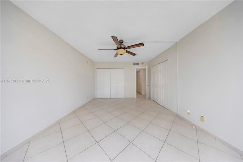 Condominio en venta en Hallandale Beach, Florida, 3 dormitorios, 165.37 m2 № 1846312 - foto 23