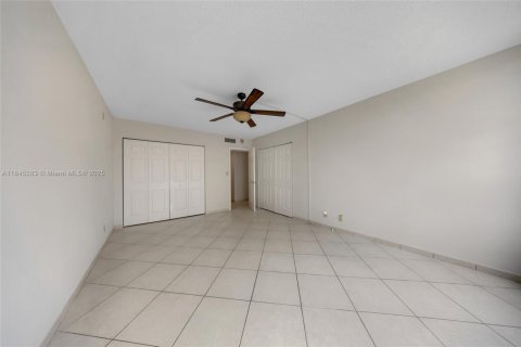 Condominio en venta en Hallandale Beach, Florida, 3 dormitorios, 165.37 m2 № 1846312 - foto 22