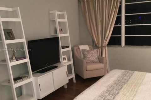 Condo in North Bay Village, Florida, 1 bedroom  № 1738846 - photo 9