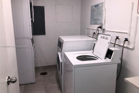 Condo in North Bay Village, Florida, 1 bedroom  № 1738846 - photo 15