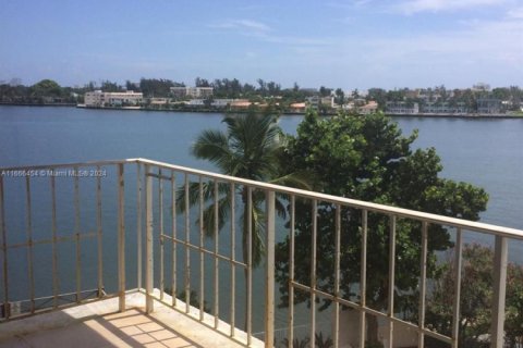 Condo in North Bay Village, Florida, 1 bedroom  № 1738846 - photo 2