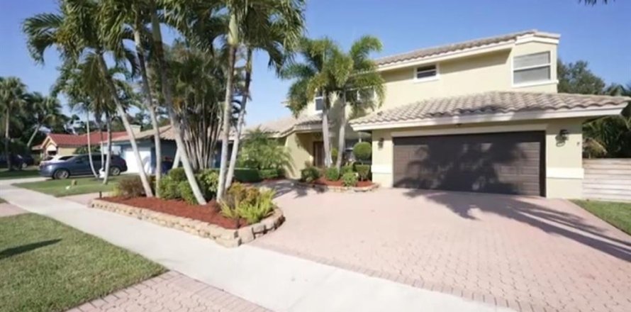 House in Cooper City, Florida 5 bedrooms, 245.63 sq.m. № 2402436