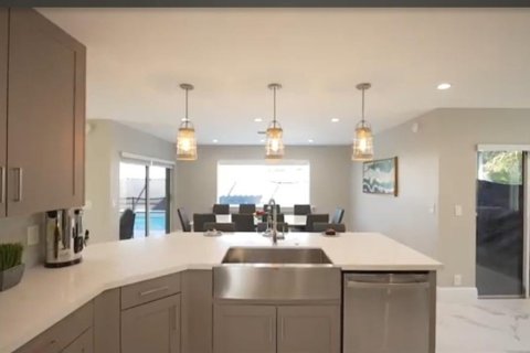House in Cooper City, Florida 5 bedrooms, 245.63 sq.m. № 2402436 - photo 13