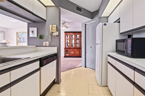 Condo in Pembroke Pines, Florida, 1 bedroom  № 2004505 - photo 14