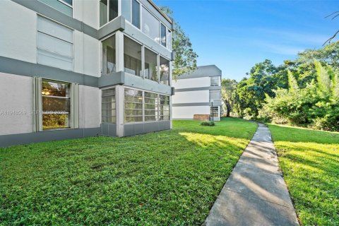 Condo in Pembroke Pines, Florida, 1 bedroom  № 2004505 - photo 28