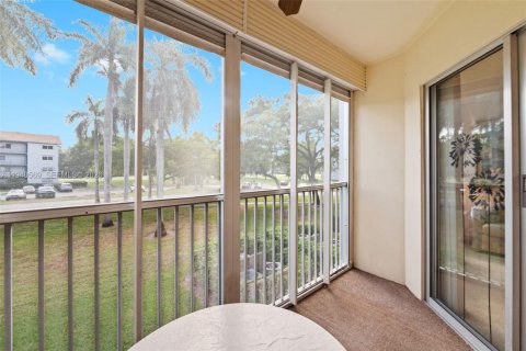 Condo in Pembroke Pines, Florida, 1 bedroom  № 2004505 - photo 16