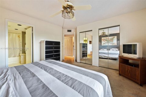 Condo in Pembroke Pines, Florida, 1 bedroom  № 2004505 - photo 18
