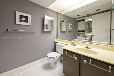 Condo in Pembroke Pines, Florida, 1 bedroom  № 2004505 - photo 21